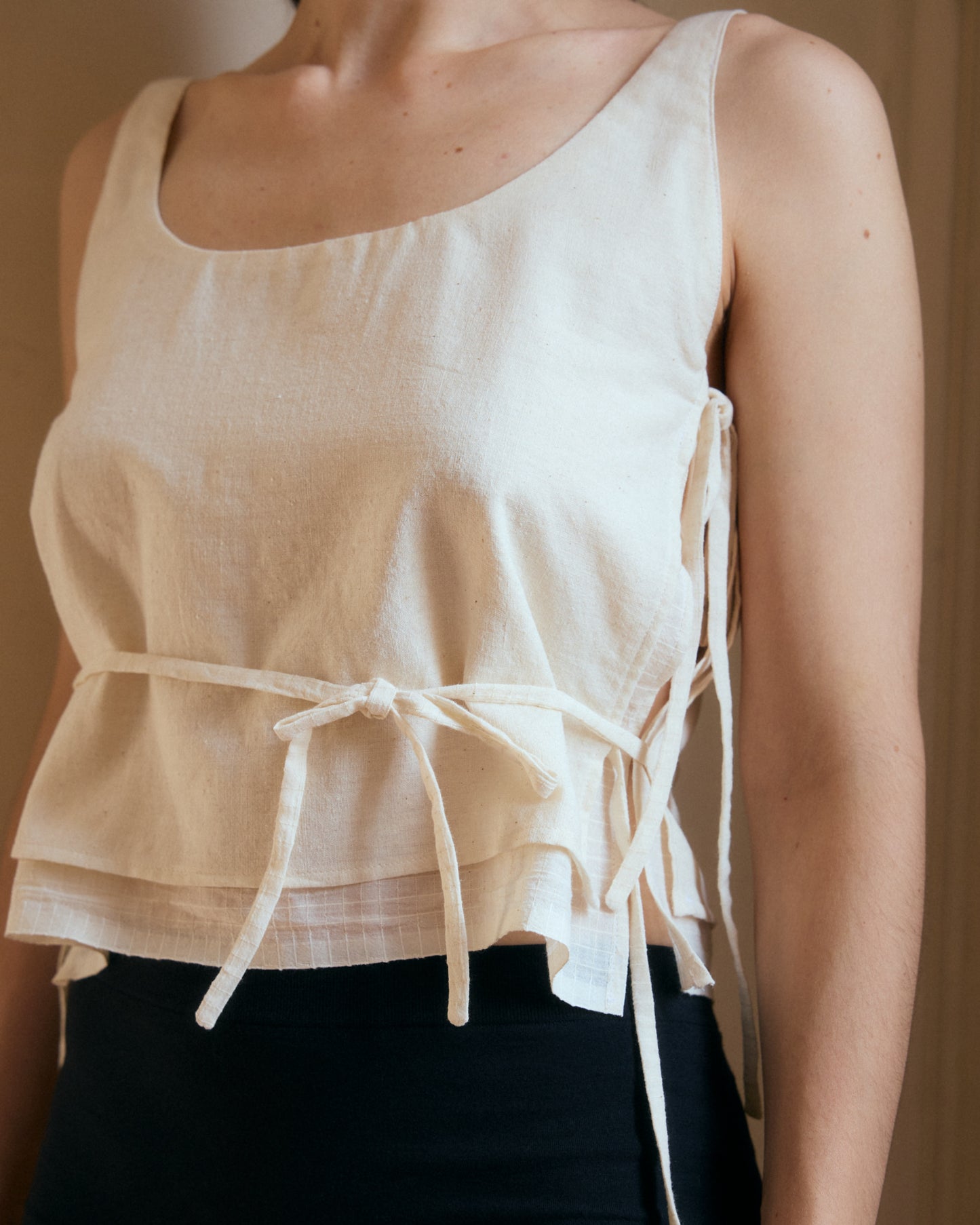 Lacets Top 01, handcrafted white cotton summer top with adjustable side ties. White checkered version. Made in Paris.