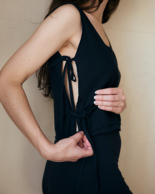 Side view of Lacets Top 01, handcrafted in black cotton with adjustable side ties. Crafted in Paris.